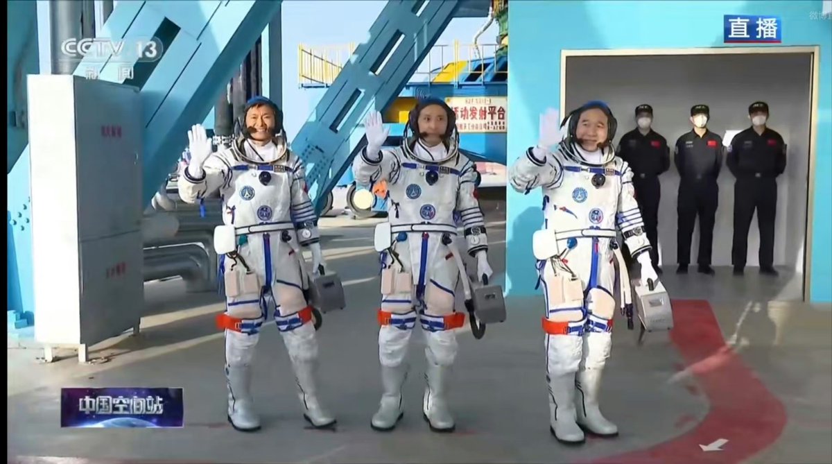 ChinaEspacial's tweet photo. 🚀¡A punto de entrar al cohete! Shenzhou-16 preparados para despegar https://t.co/eARqrkJM9K