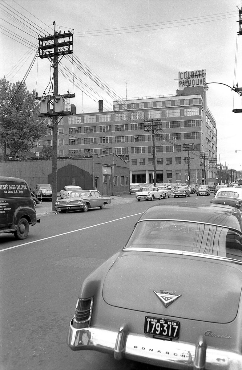 g_meslin's tweet photo. #TPBscan #170
The Colgate-Palmolive plant on Carlaw Avenue (yes, at Colgate Avenue), around 1960. View is looking north from just above Queen. Demolished in the mid-‘90s, it is now the site of Showcase Lofts https://t.co/QqKJDy99Ji