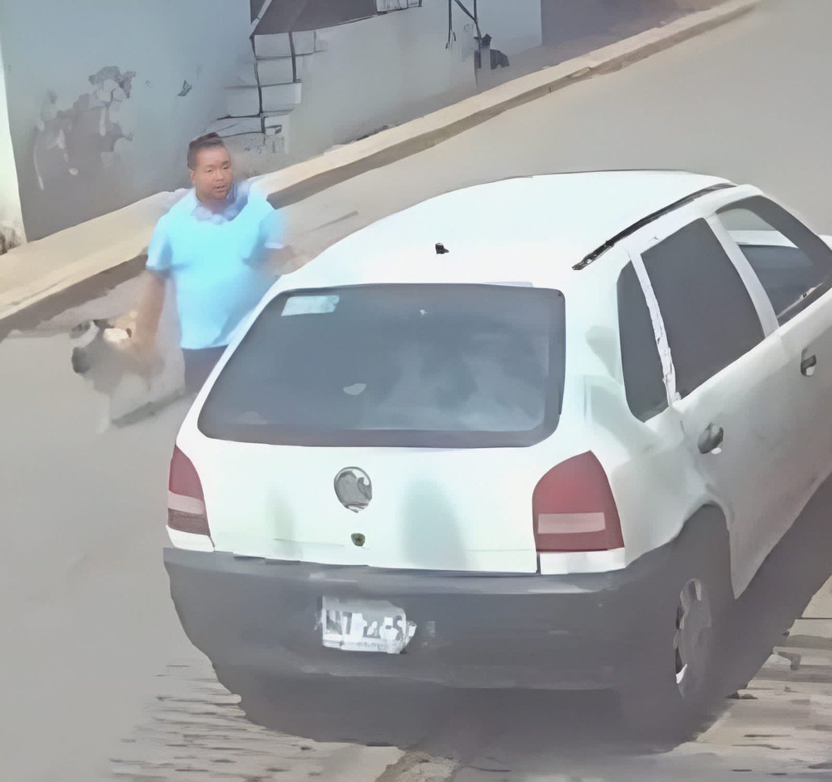 Yo me acuerdo que en mis tiempos si traías algún pedo con alguien lo arreglabas a putazo limpió, si te chingaban ibas por tu pandilla a buscar el refuego y así hasta que alguien acabará tras las rejas. 
No estás mamadas de meterse con alguien que no tiene culpa de nada.