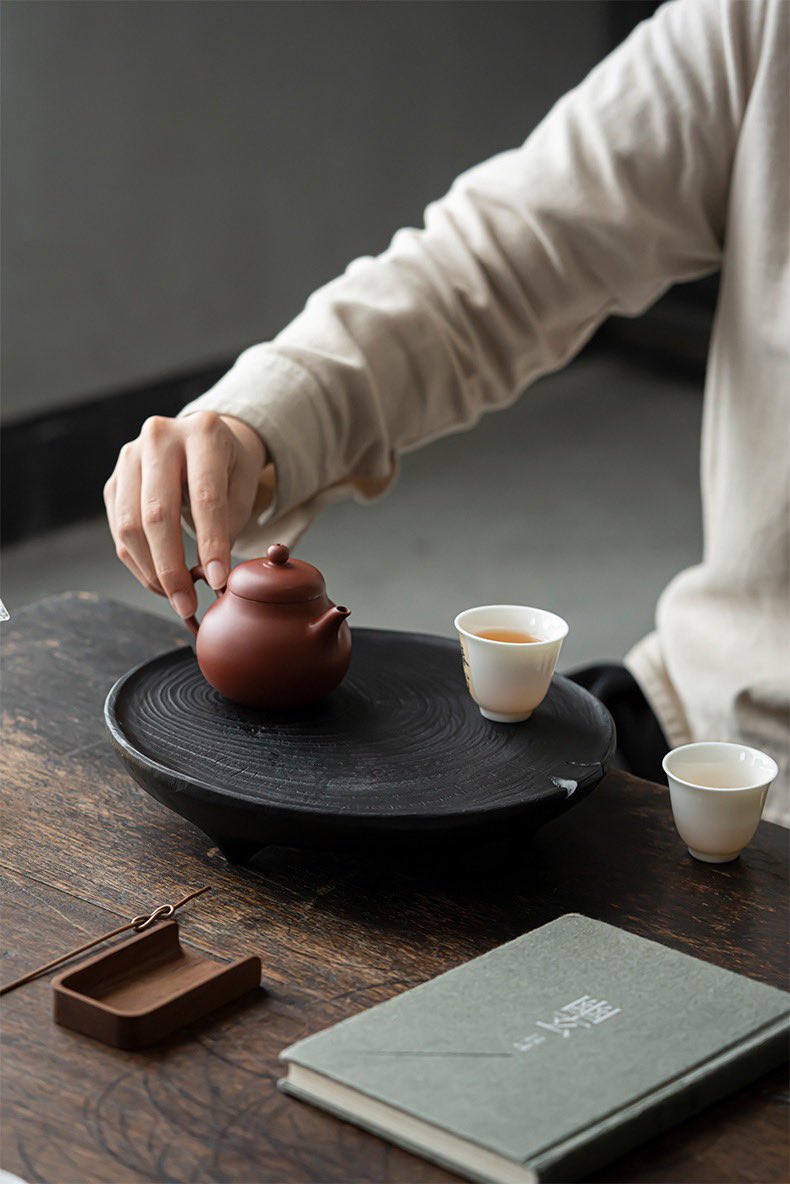 What a good thing it is to enjoy the rare tea with a favorite book or a couple of close friends!
.
.
.
#minitable #portable #zisha #teapot #teacup #chaxi #carbonization #naturaltexture #beautycreations #creationunique #wonderfulrooms #tearoom #peaceandquiet #quietmind #morimatea