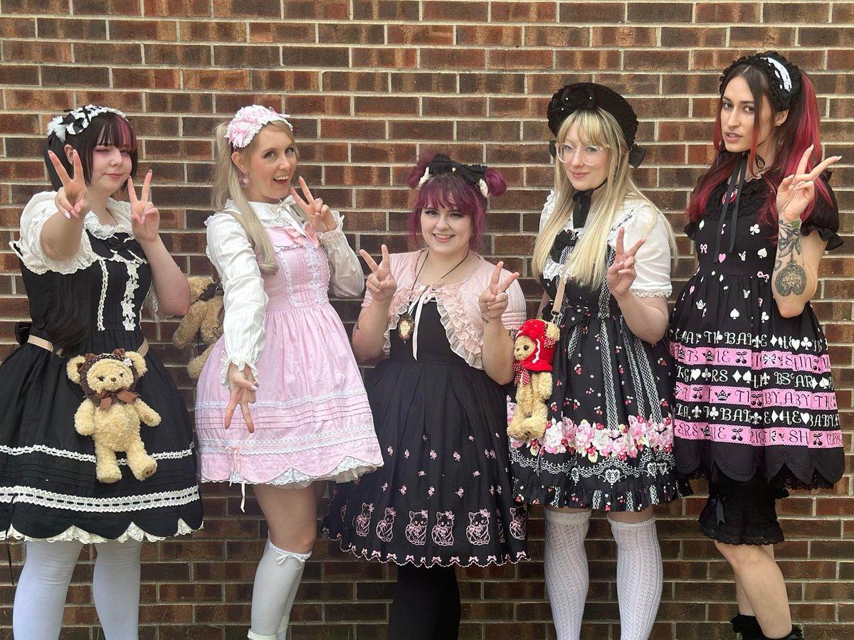 💖🌸Had some lunch with with that gals!🌸💖
I am the smol of the group.😭
#lolitafashion #jfashion #kawaii