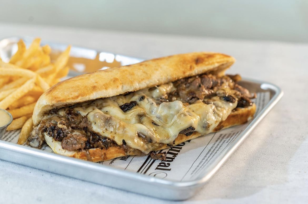 Agoramallrd's tweet photo. Para empezar bien el lunes basta con probar el delicioso Philly Cheesesteak de #ChefPepper 🤤 Sabemos que tu por igual te derrites de solo pensarlo, así que ven a cenar hoy a #ElJardinAgora
#AgoraMall #Nivel4 #ElJardinAgora https://t.co/v4q97CZP3B