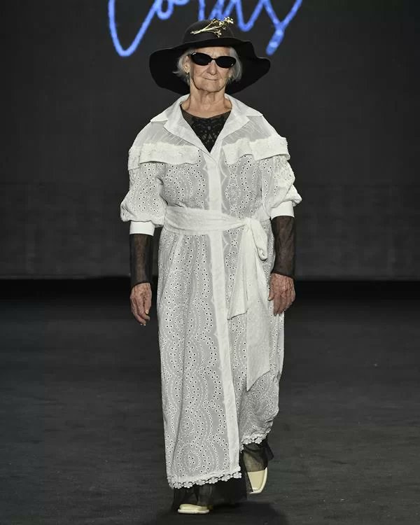 IzauraDemari's tweet photo. Desfilando pela @thearvestuario coleção assinada por
@theoalexandre
Inspirada na vida da Poetisa CORA CORALINA! Nas passarelas do #spfw55Foto:
@spfw
#spfw #spfwn55 #ÉdaSuaVida #moda #criatividade #modaearte #thearvestuario https://t.co/p6D1W5LZVP