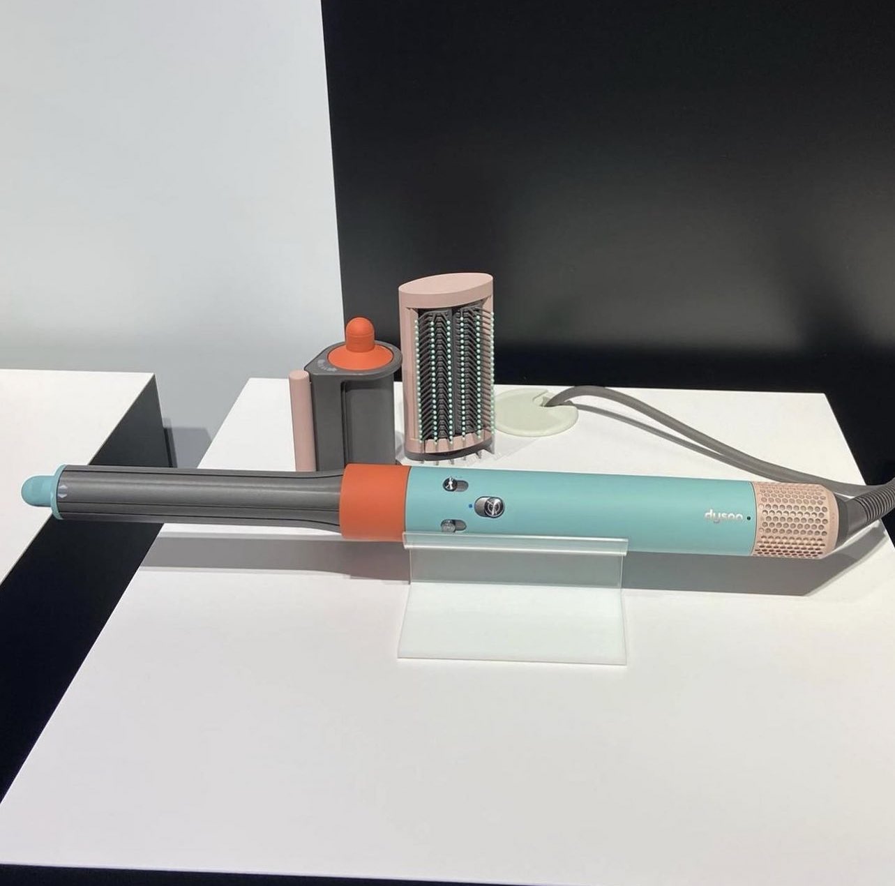 Dyson long ceramic. Dyson hs05 ceramic pop. Дайсон стайлер розовый новый. Dyson long ceramic pop. Комплектация стайлеру дайсон лонг 2023.