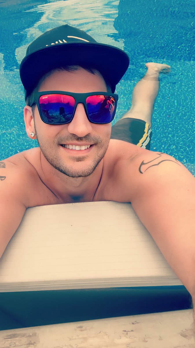 #HappyMemorialDay ❤️🤍💙🇺🇸 It’s officially pool season! ☀️🌊😎