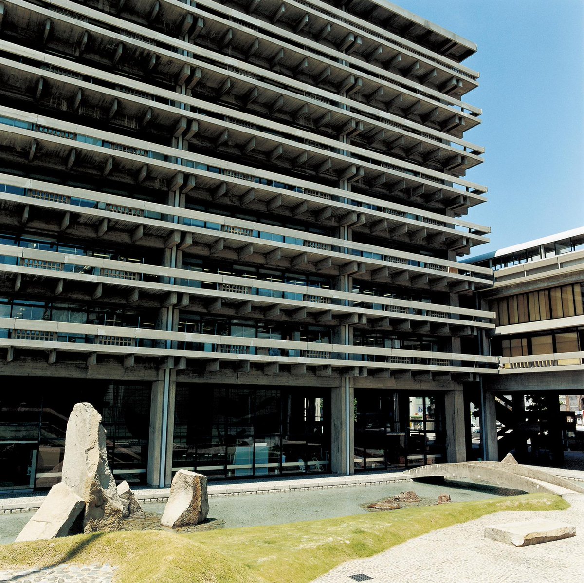 【 #今日の名建築 】1958年竣工、丹下健三設計の香川県庁舎。戦後高度成長期に各地に建てられた庁舎建築の手本になったといわれる天才建築家の代表作のひとつ。
⇒　casabrutus.com/data/architect…