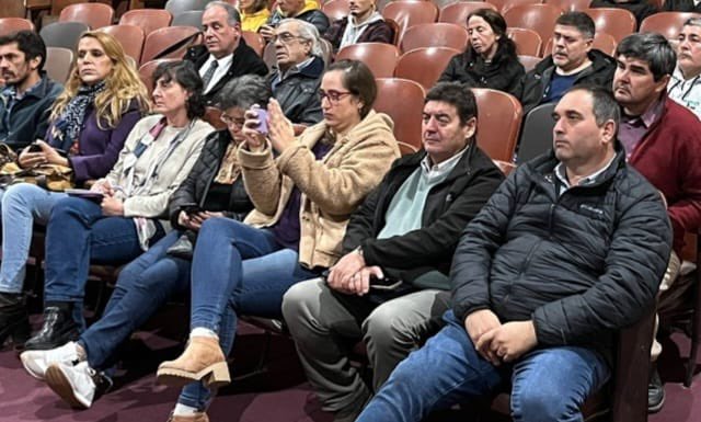 Uruguay Natural (@uruguay_natural) on Twitter photo El Dir Nacional <a href="/roquebaudean/">Roque Baudean</a> junto al Intendente <a href="/IntRioNegro/">Intendencia Río Negro</a> <a href="/tufilafluf/">Omar Tufi Lafluf</a> participaron de la presentación del Programa “Islas y canales verdes del Río Uruguay” que desarrolla la ONG AMBÁ. Especialmente se presentaron los avances en los refugios construidos en las islas. El Dir Nacional <a href="/roquebaudean/">Roque Baudean</a> junto al Intendente <a href="/IntRioNegro/">Intendencia Río Negro</a> <a href="/tufilafluf/">Omar Tufi Lafluf</a> participaron de la presentación del Programa “Islas y canales verdes del Río Uruguay” que desarrolla la ONG AMBÁ. Especialmente se presentaron los avances en los refugios construidos en las islas.