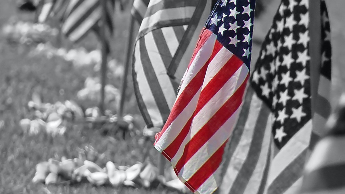 gerGnesdunK's tweet photo. 🇺🇸 M E M O R I A L D A Y
📷 Various dates
1⃣ At #Punchbowl National Cemetery of the Pacific.
2⃣ #LanternFloating at #MagicIsland.
3⃣ Punchbowl graves honored w/ flags and lei.
4⃣ As seen on #HNN weather w/ @BenGutierrez, 05.28.23
#⃣ #Hawaii #Oahu #Honolulu #MemorialDay https://t.co/31JF3OSk7y