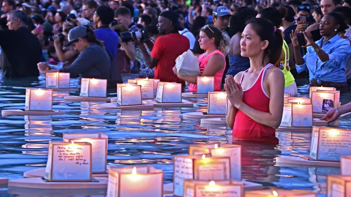gerGnesdunK's tweet photo. 🇺🇸 M E M O R I A L D A Y
📷 Various dates
1⃣ At #Punchbowl National Cemetery of the Pacific.
2⃣ #LanternFloating at #MagicIsland.
3⃣ Punchbowl graves honored w/ flags and lei.
4⃣ As seen on #HNN weather w/ @BenGutierrez, 05.28.23
#⃣ #Hawaii #Oahu #Honolulu #MemorialDay https://t.co/31JF3OSk7y