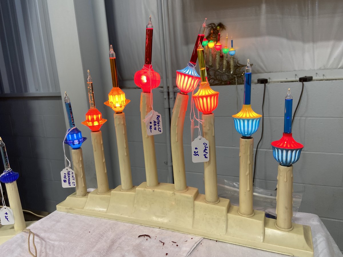 apceveryday's tweet photo. Ooo! Tulip bubble lights on the right.
I think these were the best style of #bubblelights.
Popular in the 1950's. They got really hot. I don't think a lot of them survived.
Did they have these in Europe?
#Christmas
#VintageChristmas https://t.co/AvAdA5hCPC