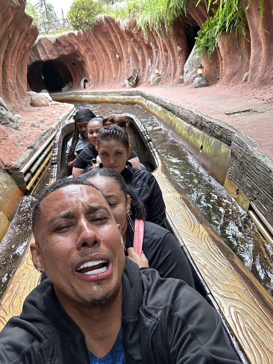 _papiking14's tweet photo. @DisneyParks  @Disneyland @Disney #onelastsplash #splashmountain https://t.co/lYy68wroqA