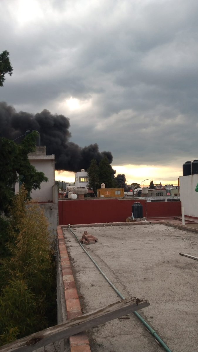 Lilianita_Tek's tweet photo. #Ahora Tremendo incendio en la terminal de los Directos en San Pedro Cholula, al parecer un tanque con diesel detonó el fuego, ya hay presencia de bomberos en el lugar #Incendio #Lunes #Entérate @NoticiasTribuna @GobiernoCholula #Fuego https://t.co/xXCzBVYAkt