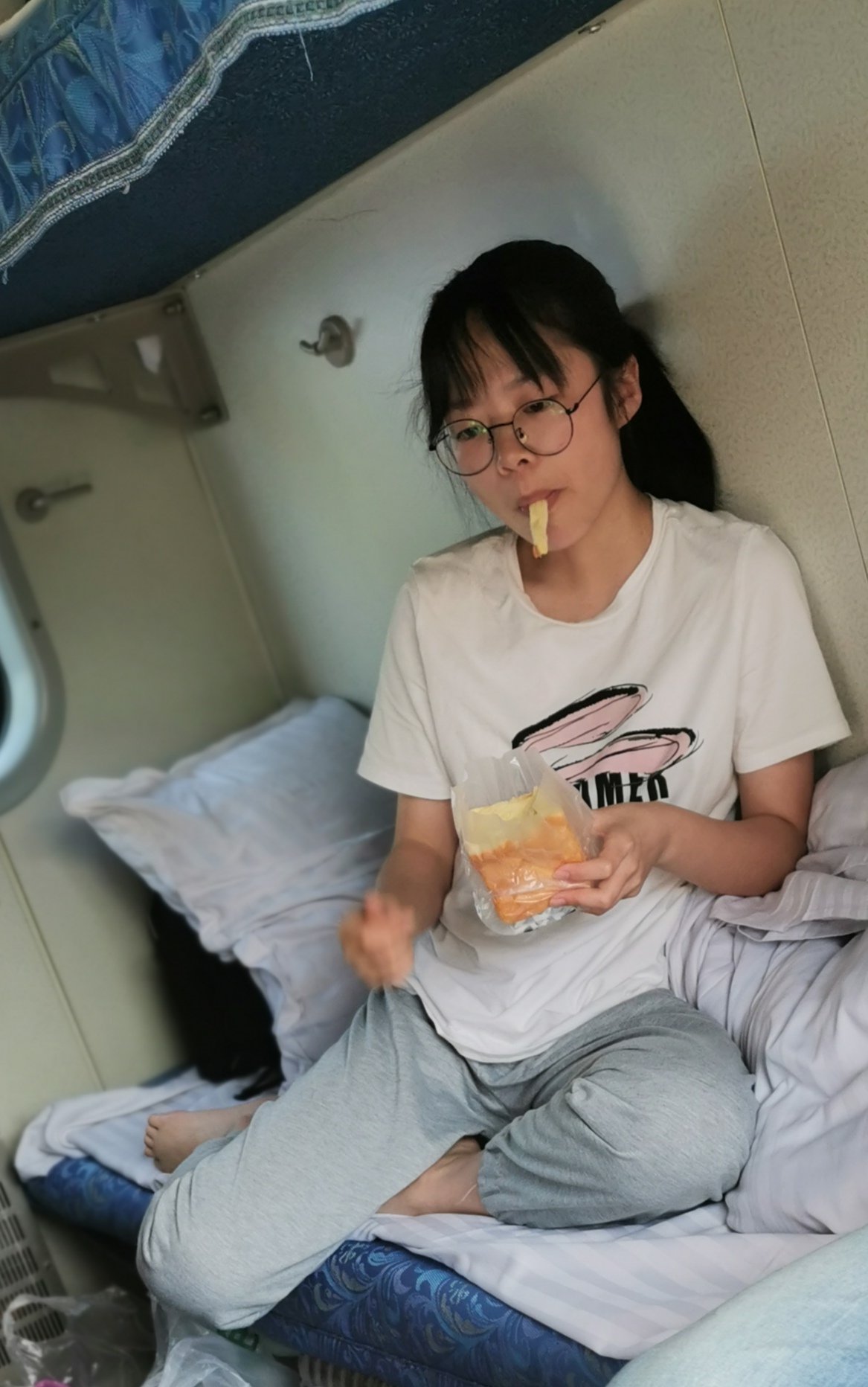 yi94 on X: 帮你足交！想被颜射，脸就是大精盆！ t.cozGDng9J6r5  X