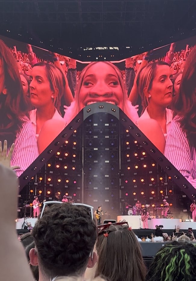 glaurstonbury tweet media