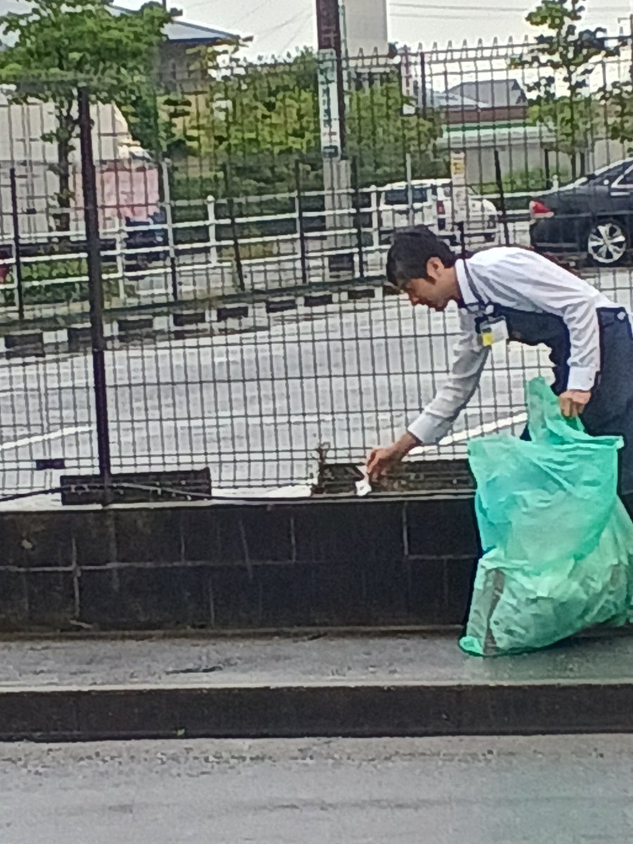 本日ごみゼロの日ということで
近場のごみ拾いなどを行いました

草も生えてきているので
雑草も抜いていきます！