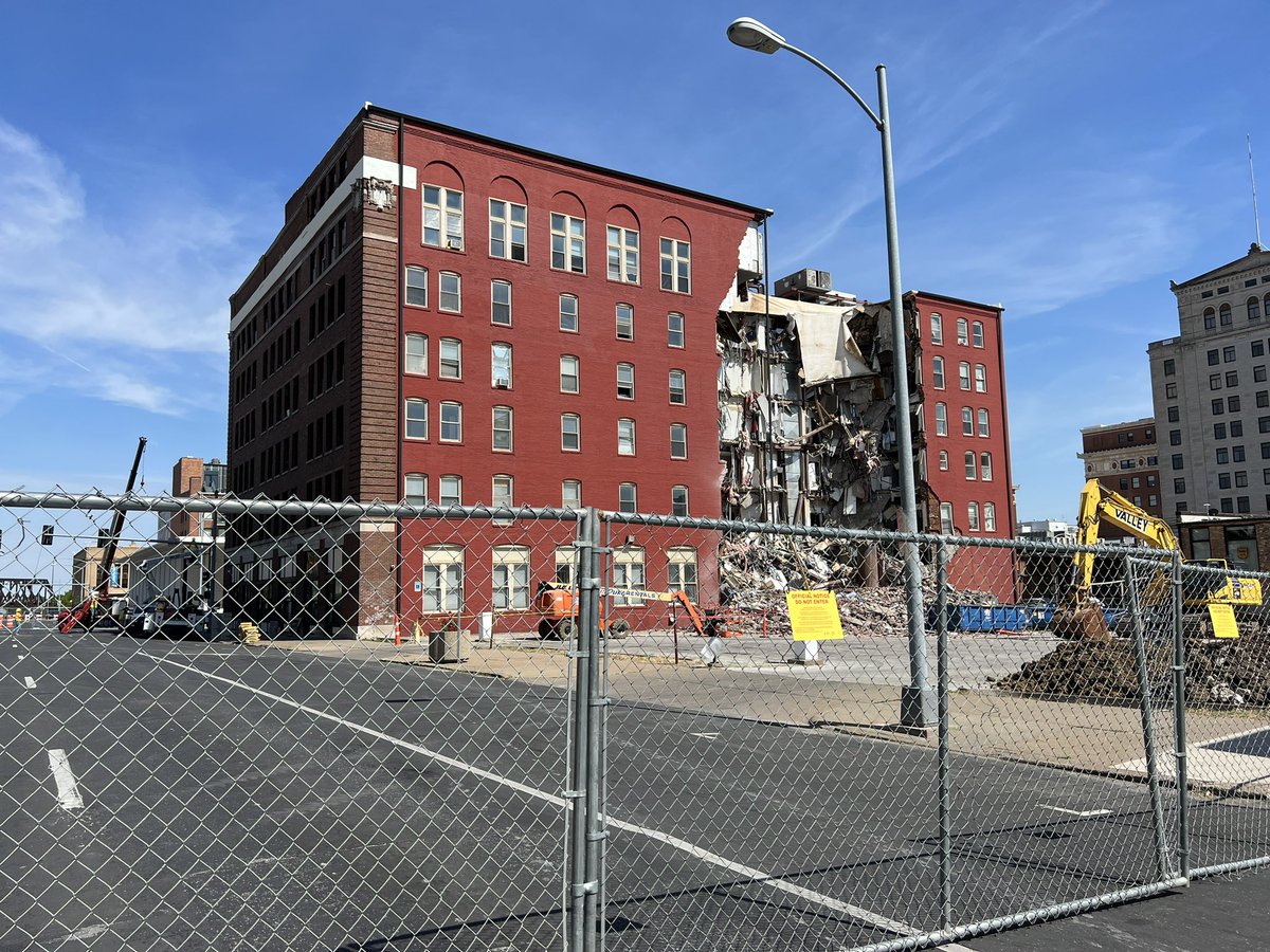 Dear @cityofdavenport 

Why the rush to tear down the building? There are pets still trapped inside. One cat lives in this apartment. Another has three cats looking out window. 

Reports of people missing, too.

 #crimescene #Davenport #collapse #iowa 

@CNN @MSNBC @ASPCA