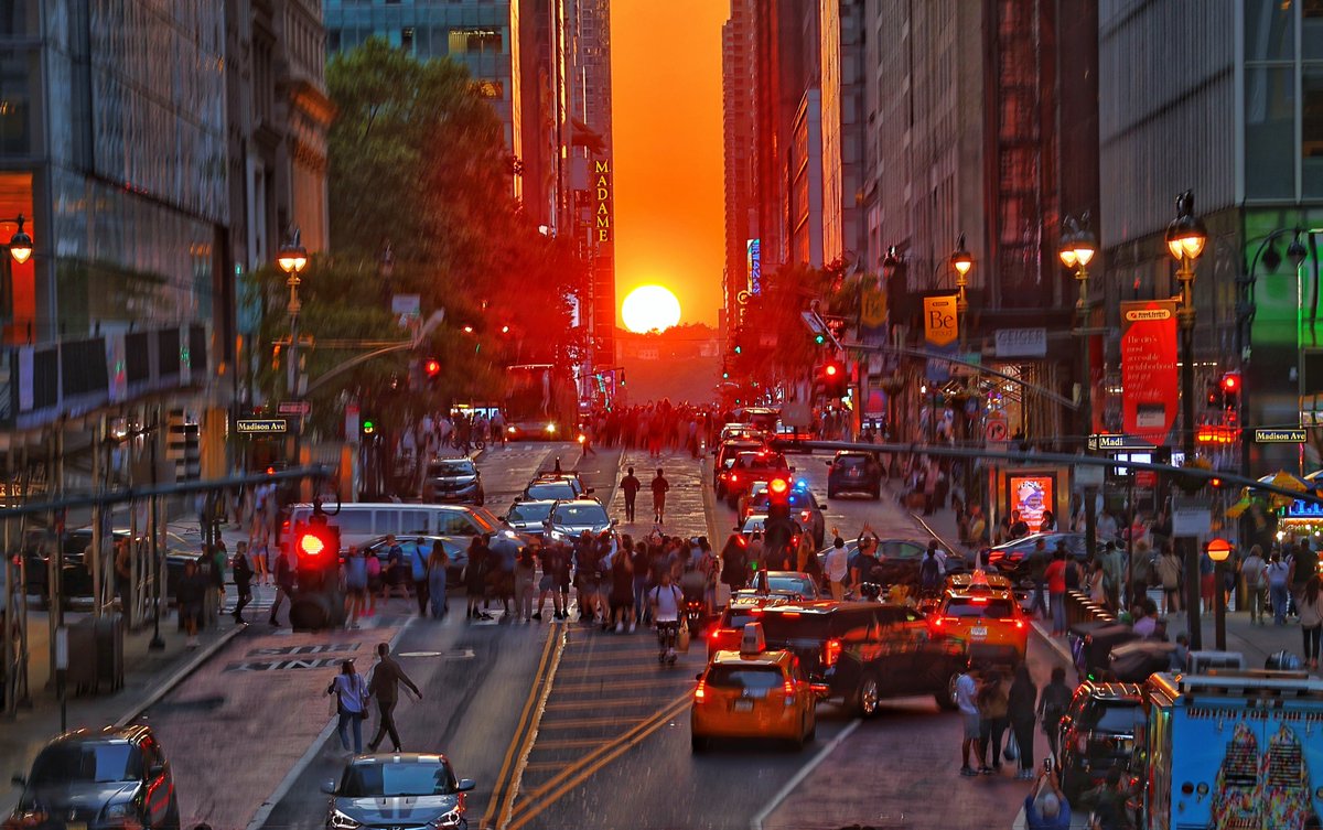 Manhattanhenge sunset along 42nd Street on Memorial Day in New York City #newyork #newyorkcity #nyc #manhattanhenge #sunset @agreatbigcity