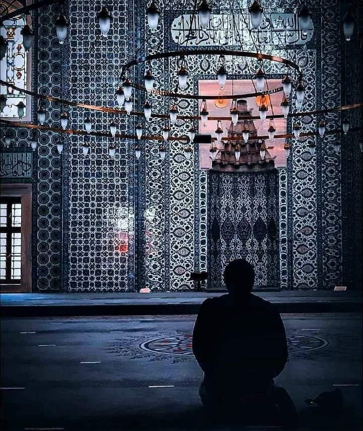 "يَا قَاضِيَ الحَاجَاتِ جِئتُكَ رَاجِيًا
 هِي حَاجَة انطوَتْ عَليهَا أضلُعِي"