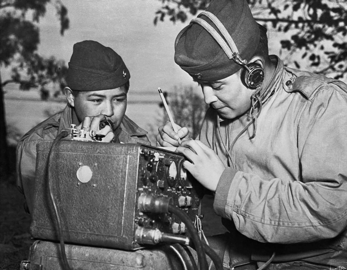 👏 Honoring #NavajoCodeTalkers 🇺🇸 We pay tribute to the Navajo Code Talkers, brave individuals who played a vital role during WWII. 🔒 Their use of their native language as an unbreakable code contributed significantly to the Allied victory. #MemorialDay 📸 Nat'l Archives