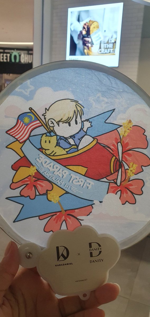 magiqachacha's tweet photo. Pagi-pagi lagi sis dah berpeluh macam lari 100m ye ๐ฃ
Malaysia so hot ye ๐
This kipas very useful.
Umpama Daniel kipaskan sis ๐
Thank you to Danity who gave this special freebie ๐ #FirstParadeinMY in memory ๐ฅฐ https://t.co/hzVM68lEMj