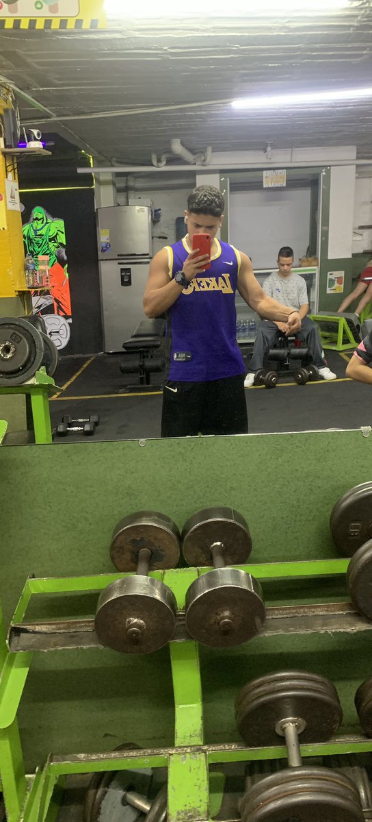 sotico_'s tweet photo. Buanas noches⚡️
Ya entrenaron?💪💥
#noches #gym https://t.co/RtAUv9znLf