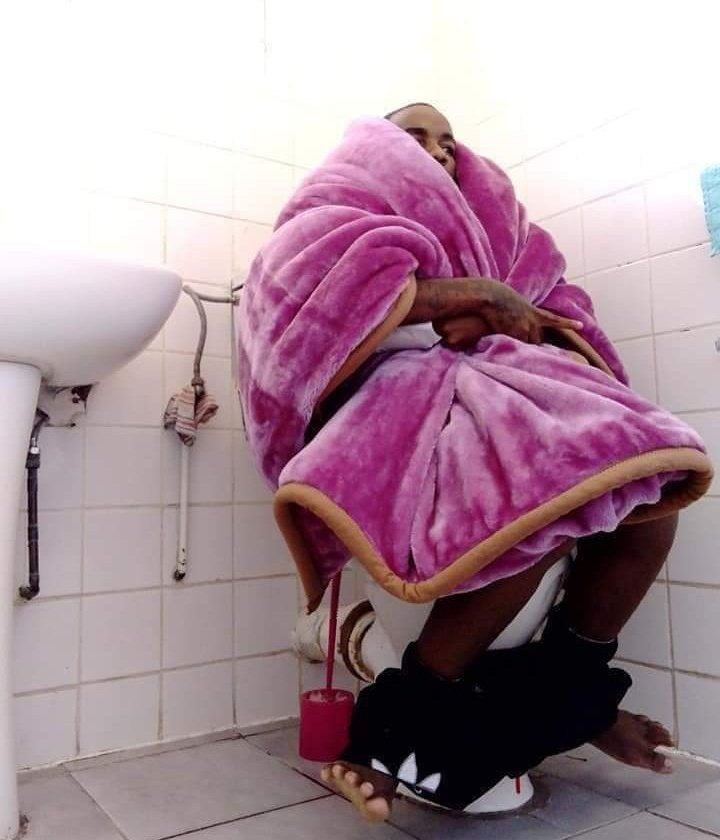 fabipa90's tweet image. El frío que hace en el baño loco soy este