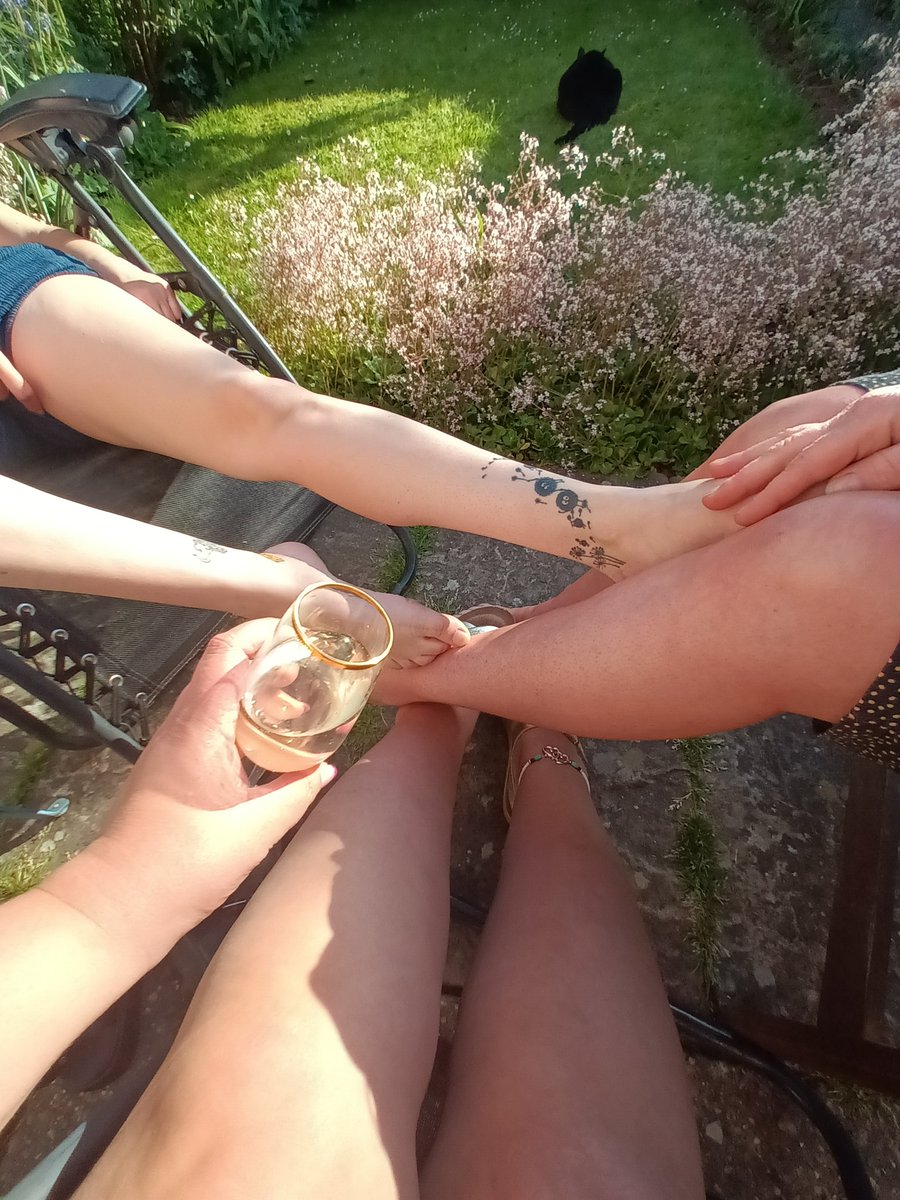 Had a great day with the girls, even if I don't remember getting home.... #legs #sexy #sexylegs #sunsout #prosecco