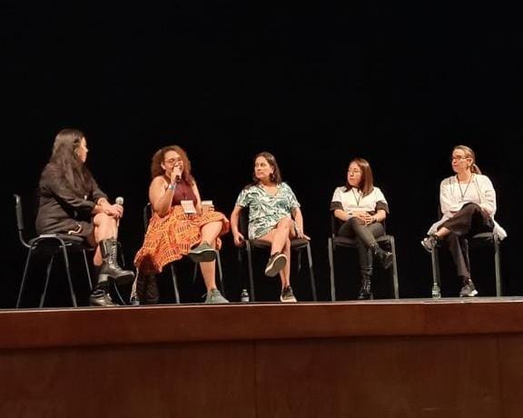 CulturaCiudadMx's tweet photo. La subdirectora de Integración y Programación Cultural de la Secretaría de Cultura capitalina, @emilia_cantu, formó parte del Tercer Encuentro Iberoamericano de Mujeres en la Industria Musical @EimimMx, donde compartió con las y los asistentes sus diferentes experiencias como programadora cultural.