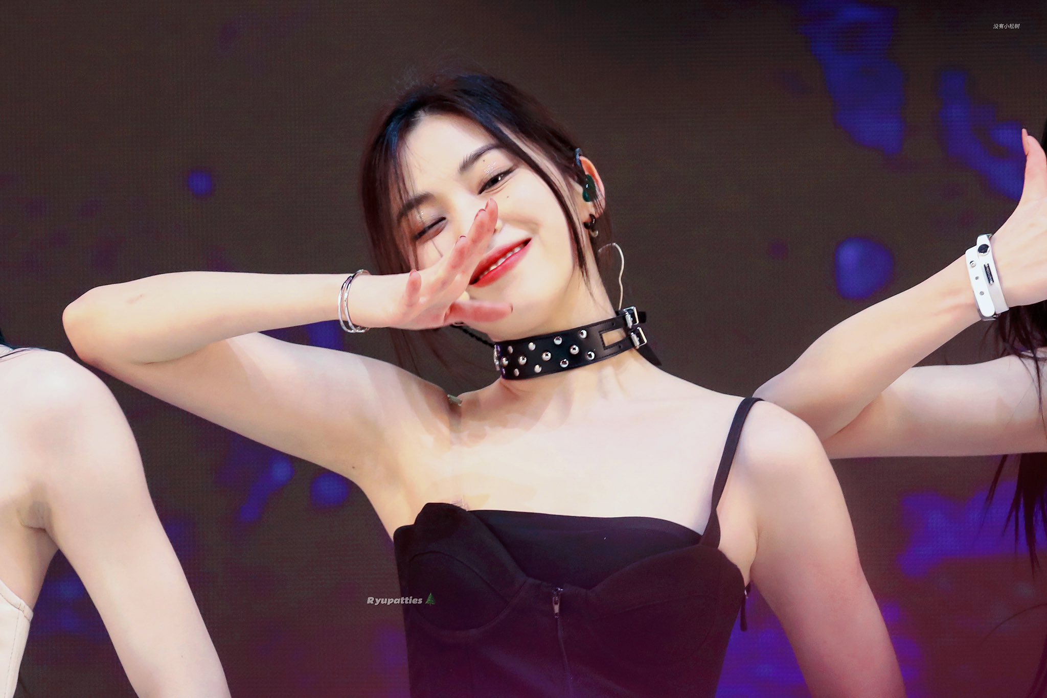ITZY リュジン RYUJIN サイン チェキ GOLD 한복 韓服 ITZY リュジン RYUJIN サイン チェキ GOLD 한복 韓服