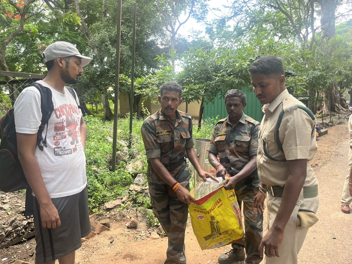 krishnasuresh19's tweet photo. @Thuvakkam is glad to meet with the @tnforestdept in creating a awareness at the Surili falls.

The quick interaction helped us connect with the tourists and speak of the significance of our environment, followed with cleaning of plastics @supriyasahuias @MMathiventhan https://t.co/frfT06sriZ