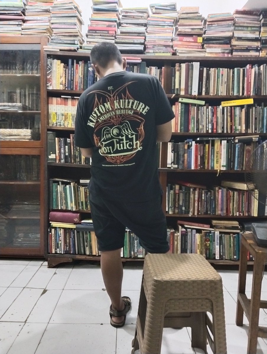 BukuDiponegoro's tweet photo. Ini Toko Buku saya, Toko Buku Diponegoro, alasan tetap bertahan offline karena kita mendukung ruang publik yg baik dan sehat. Bantu sebarkan ya teman2 agar toko buku kami tetap bertahan https://t.co/lEC5wsmlNi