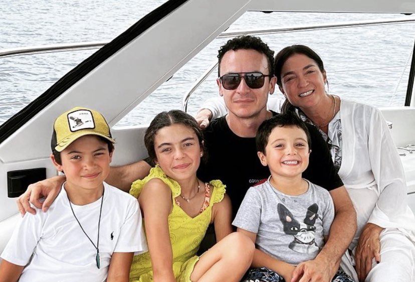 fonsecafcali's tweet photo. Feliz cumple al gran @fonseca , te queremos inmensamente. Gracias por tu música 🎁 🎉 https://t.co/79E3BgLStk