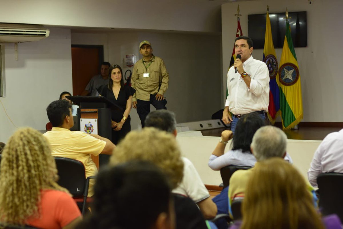 AlcaldiaBGA's tweet photo. EN BUCARAMANGA SE HABLA DE SEGURIDAD PARA NUESTROS EDILES 🚨

Nos reunimos con líderes de las comunas para compartir la ruta de atención en caso de vulneración a sus derechos.

El alcalde @JCardenasRey le sigue apostando al bienestar de los ciudadanos y protección de la vida.🙌 https://t.co/N341shEbMG