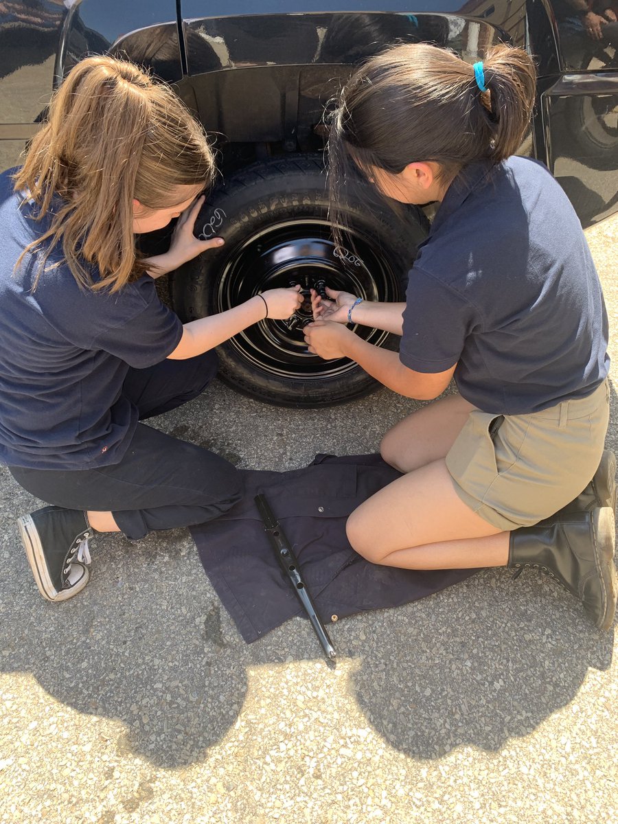 Thank you @Gabe_Dutto for hosting the first Girls’ Garage Club Clinic! Students guided us through how to check tire pressure and change a tire with a hands-on experience. I feel empowered to change my own flat next time! 🛞 @StBenedictCSS #WCDSBAwesome
