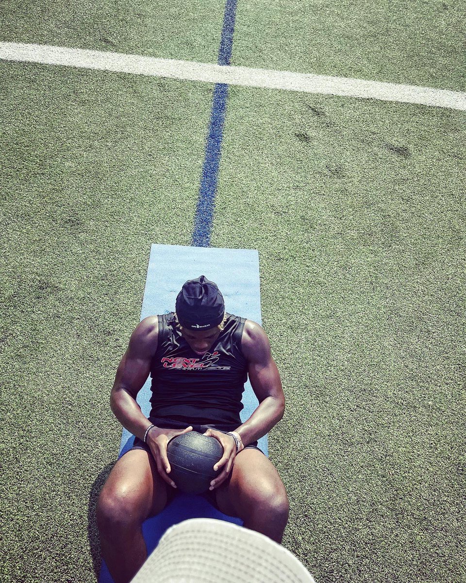 LaTishaStaten9's tweet photo. Abs EVERYDAY! #Core #AbCircuit #Transforming #OptimusPrime @RJStaten8 https://t.co/C8xqRf04dI