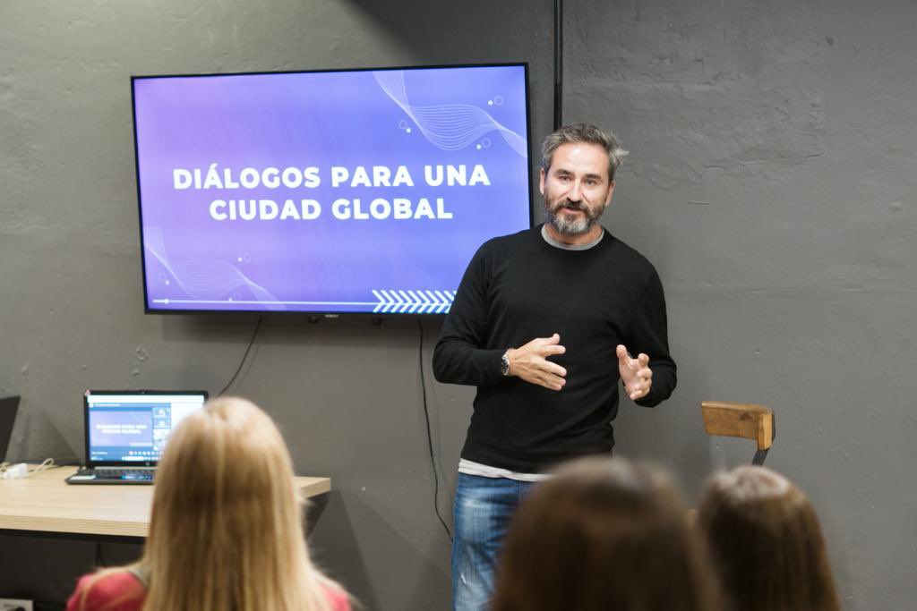 cossarmarcelo's tweet photo. “Diálogos para una ciudad global”, gran apuesta de @FundCiudadanos y @cigloarok para repensar los desafíos de los gobiernos locales en el escenario internacional! Felicitaciones @JJuaneda, @Noewayar, @BelPanichelli y a todo el equipo por la organización. #CiGlo https://t.co/HaFDd4Pg78