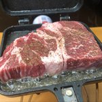 これぞ飯テロ…ホットサンドメーカーに肉をぶち込んだら…!