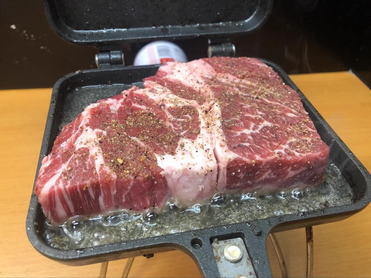 これぞ飯テロ…ホットサンドメーカーに肉をぶち込んだら…！
