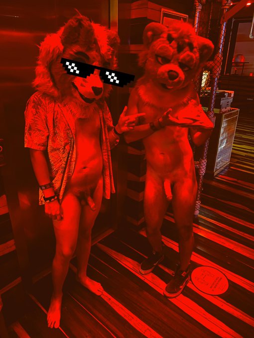 we got some ice for the drinks ????ft. @oselottiAD 

#murrsuitmonday #publicnsfw #gay #twink #nudist