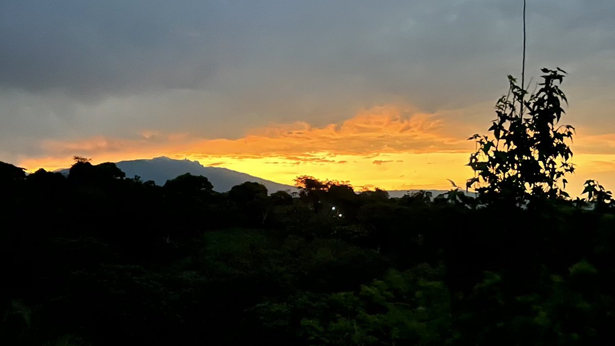 JLAndradeG's tweet photo. Atardecer que ilumina las altas montañas de Cosautlán de C Ver #Cosautlan https://t.co/EIi1uCc3KP