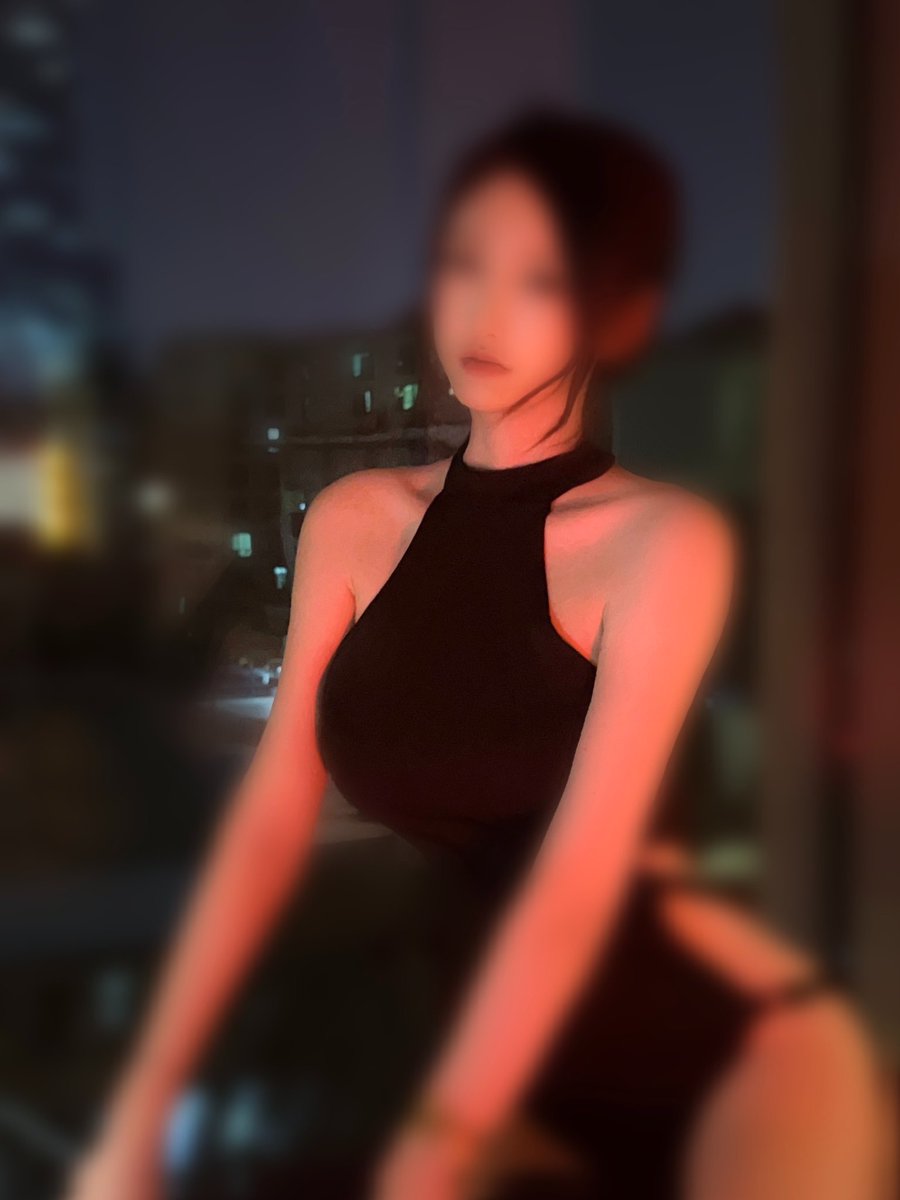 xiaokeya66's tweet photo. 这样会不会显得太风尘了？那没办法，隔着屏幕你也不能打我🤨 
#南航空姐 #空姐制服 #空姐丝袜 https://t.co/nmKIAJrBc9