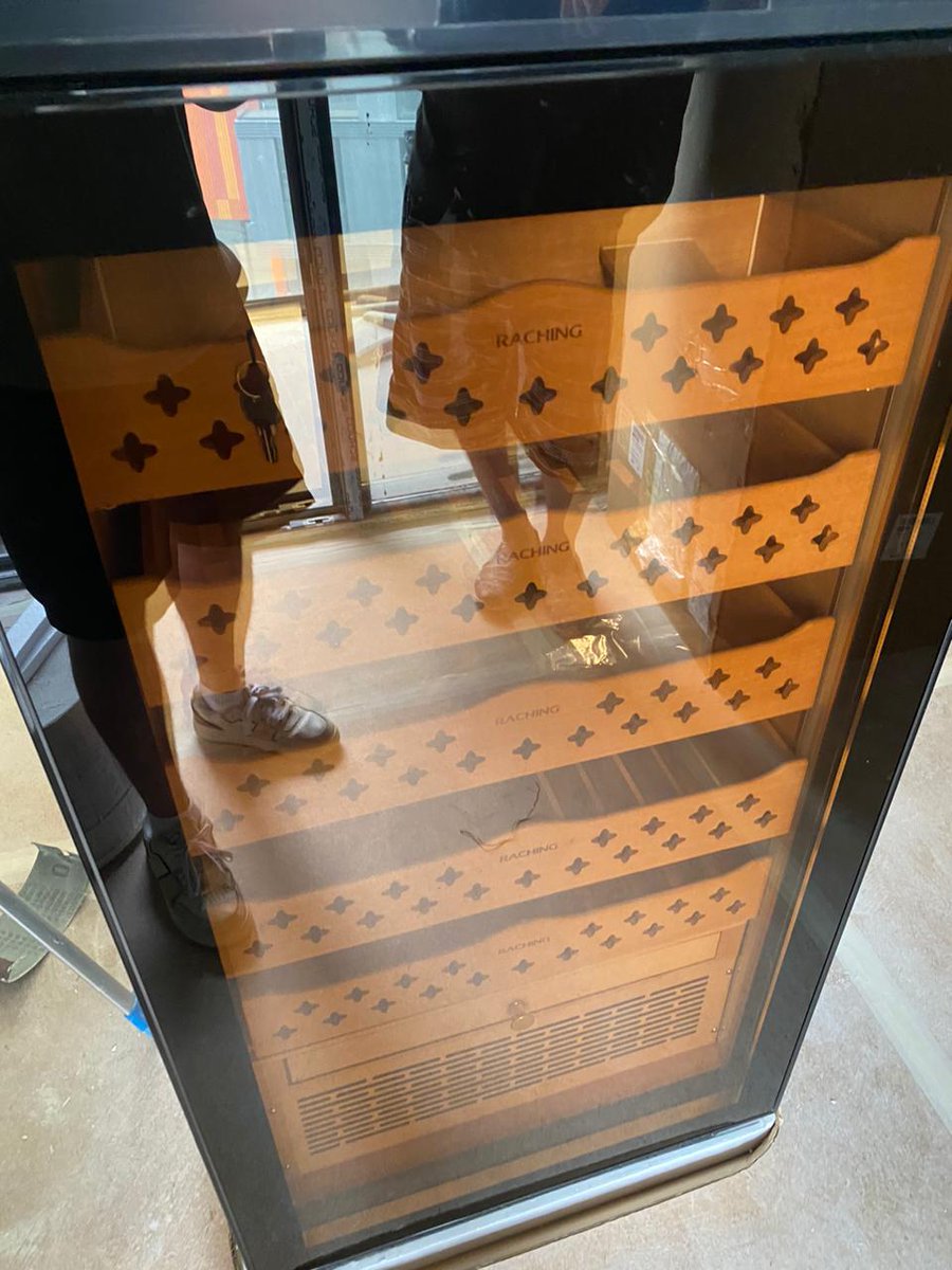 Our customer gets another cigar cabinet MON1800A.
Not that big but enough for him.
 #cigarboss #cigarlife #cigarlifestyle #habanos #stogie #cubancigar#cohiba#cigaroftheday #cigarhumidor #rachinghumidor #rachingcigarhuimdor #rachingcigarcabinet #cigarcabinet