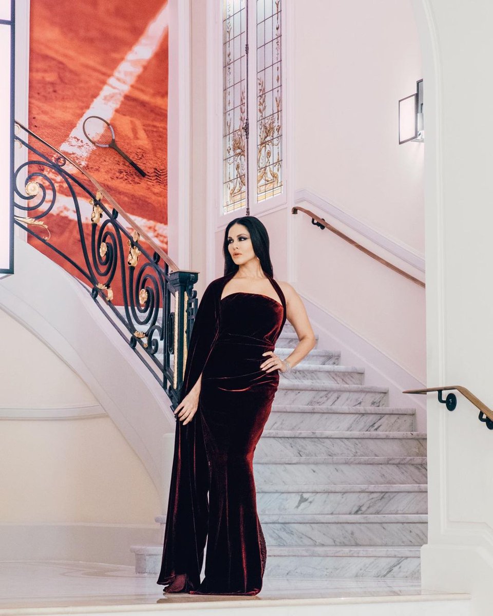 middaygujarati's tweet photo. Sunny Leone sizzles in velvet gown worth Rs 2.4 lakhs for first red carpet walk at Cannes

#sunnyleone #sunnyleoneofficial #sunnyleonefc #sunnyleonefans #sunnyleonefanclub #cannes #cannes2023 #cannesfilmfestival #cannesfilmfestival2023

https://t.co/AO9g2DVqYj https://t.co/Q0y9oTwFFe