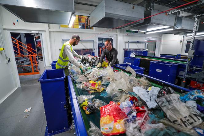 Le périple des #déchets de vos sacs bleus pour être recyclés. Tout en n'oubliant pas que le meilleur recyclage c'est de ne pas produire de déchets... #pollution Par <a href="/jfmunster/">J-F Munster</a>  lesoir.be/515788/article…