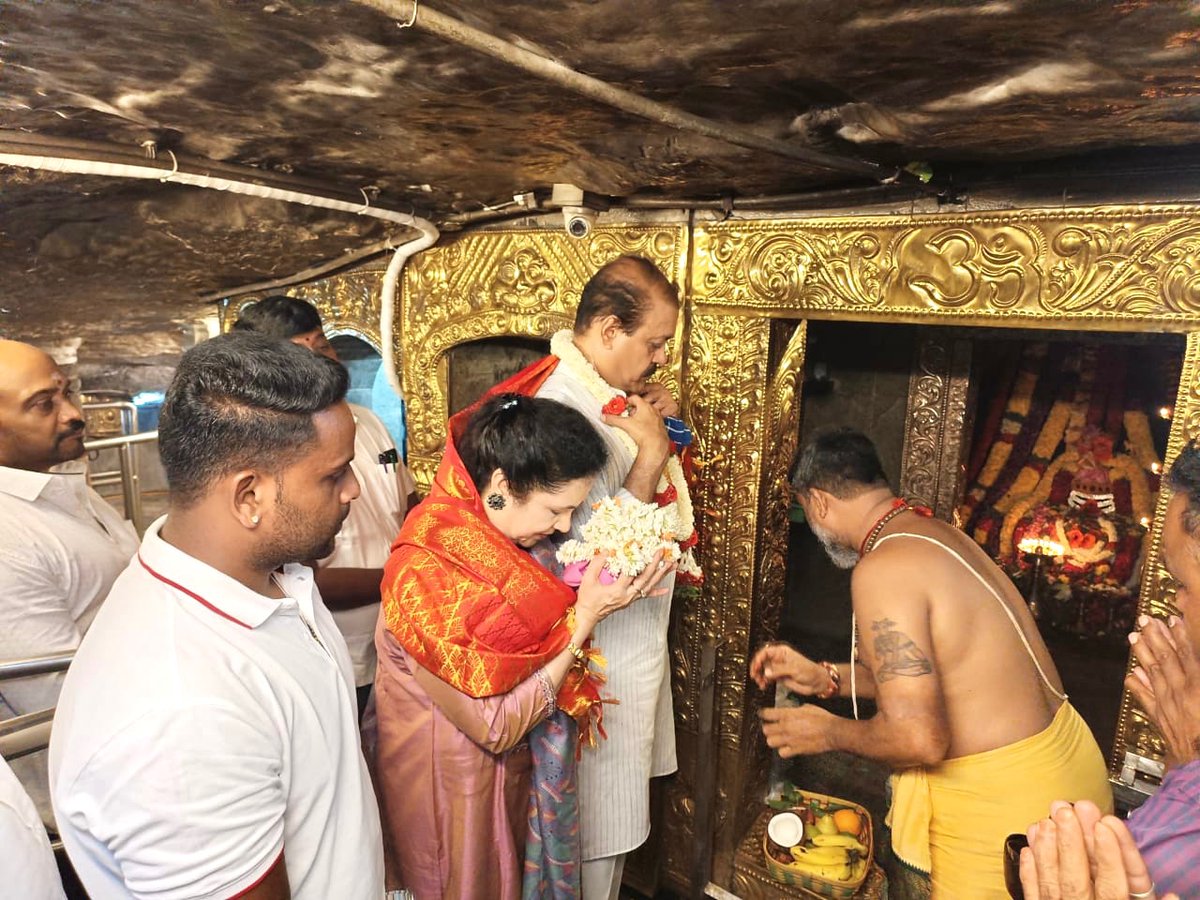 Seeking the blessings at Gavi Gangadhareshwara temple with #chickpetmla Shri #UdayGarudachar #chickpetconstituency