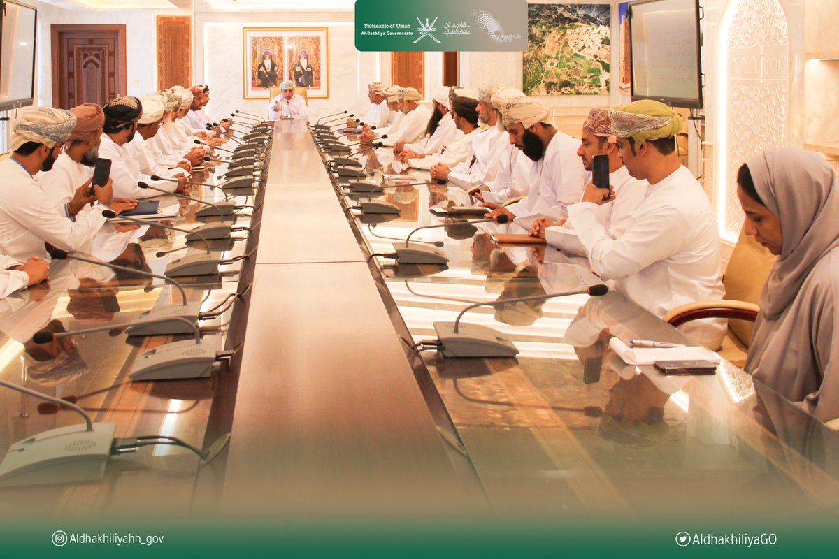 AldhakhiliyahGO's tweet photo. #يحدث_الان 
#محافظة_الداخلية تستعرض الموقف التنفيذي للمشروعات التنموية الجاري تنفيذها في القطاع البلدي ونسب الإنجاز ،بحضور عدد من الإعلاميين وممثلي المجتمع المحلي بالمحافظة . https://t.co/sDqVK0Ooms