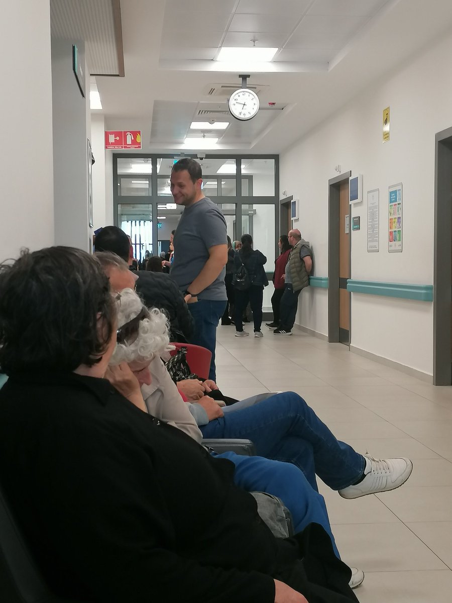 Sena__59's tweet photo. Tekirdağ şehir hastanesinde şu saat oldu genel cerrahi bölümünde tek doktor yok saate dikkat. 
#tekirdağşehirhastanesi
#RecepTayyipErdogan
@saglikbakanligi
@sagliklicozum https://t.co/DqiYfKLt8a