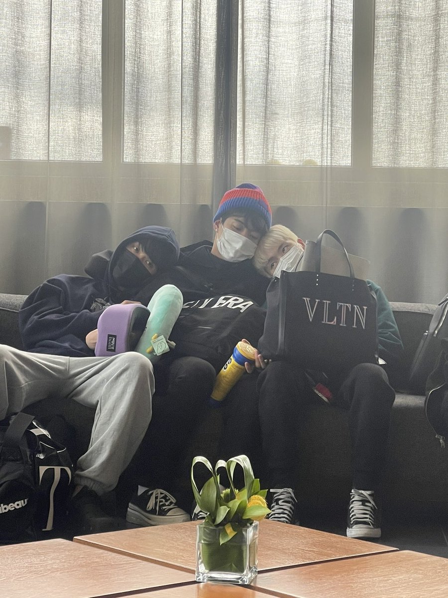 OmegaX_members's tweet photo. [#OX]

오엑 700 우정해 멤버들

#OMEGA_X #오메가엑스
#정훈 #JUNGHOON https://t.co/MztALI5GZk