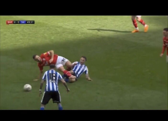 ChrisToyne's tweet photo. @CHARLIEKAYCOLE @_The72 All he did was play twister tbf. Right foot on left knee, left foot on right shoulder 🙄 https://t.co/JubIeBsVx6