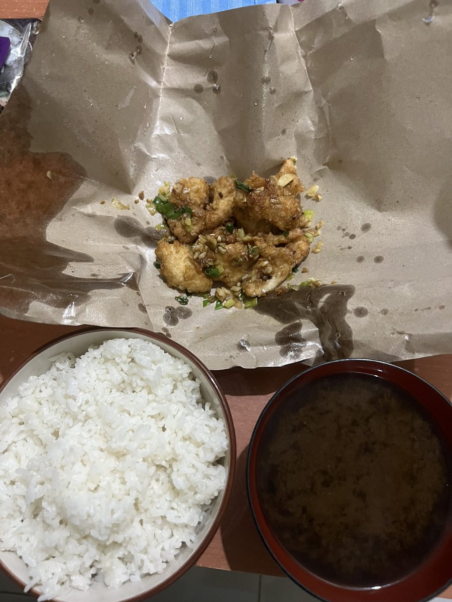 jikochoetu's tweet photo. ドタバタして外食が多い。
片栗粉不足のため、唐揚げを作り置きしなくなったのもある。
なにか日持ちする作り置きを考えないと。
お昼は #Randang 夜は #Ayamgarlic
#ハマったら同じものばっか食べるタイプ
#Balifood https://t.co/nW80QqHDsO